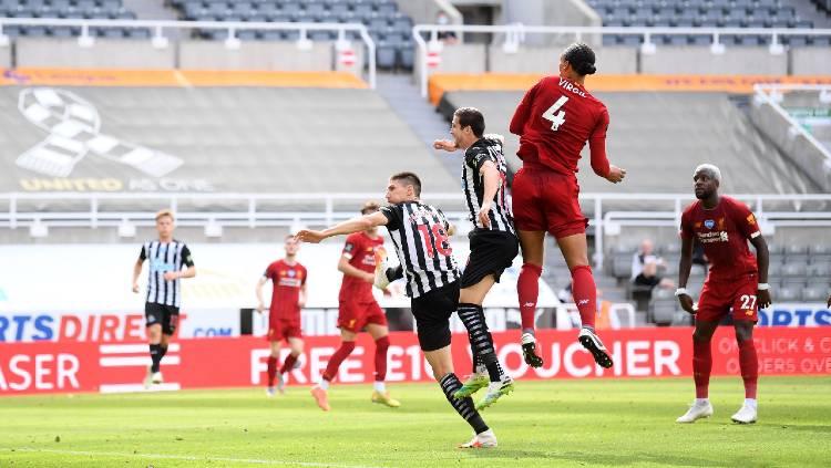Virgil van Dijk mencetak gol pada pertandingan Liga Inggris antara Newcastle vs Liverpool, Minggu (26/07/20).