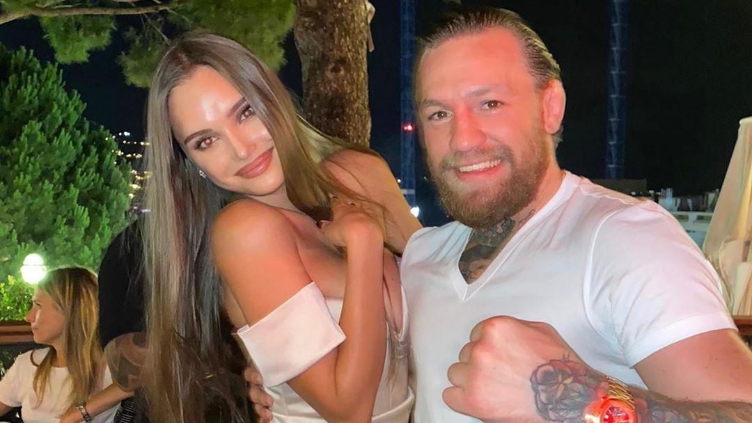 Conor McGregor bersama dengan seorang wanita bernama Karolina - INDOSPORT
