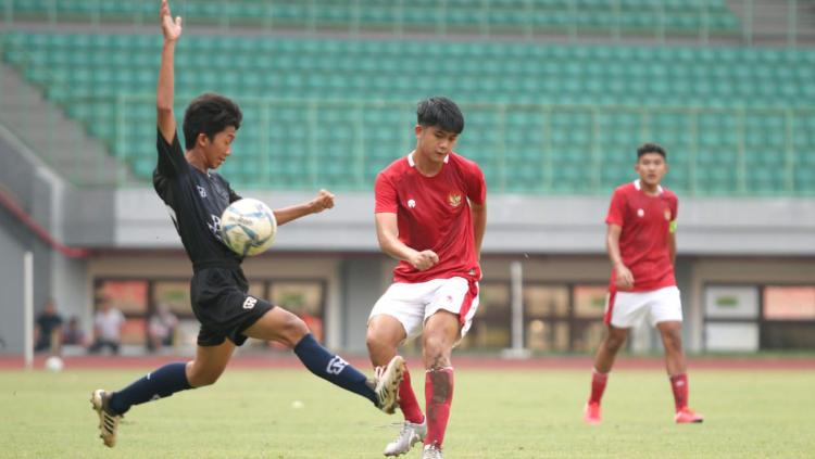 Muhammad Valeron (tengah) saat tampil bersama Timnas U-16 pada laga uji coba melawan Bina Taruna U-18 pada laga uji coba di Stadion Patriot, Selasa (28/07/20).