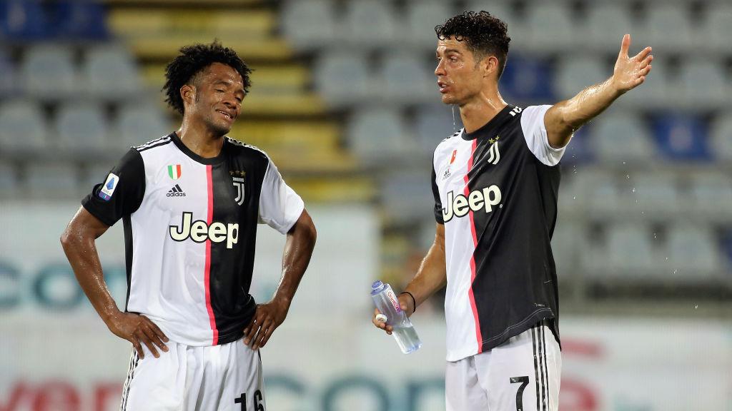 Dua bintang Juventus, Juan Cuadrado dan Cristiano Ronaldo tampak kelelahan melawan Cagliari - INDOSPORT
