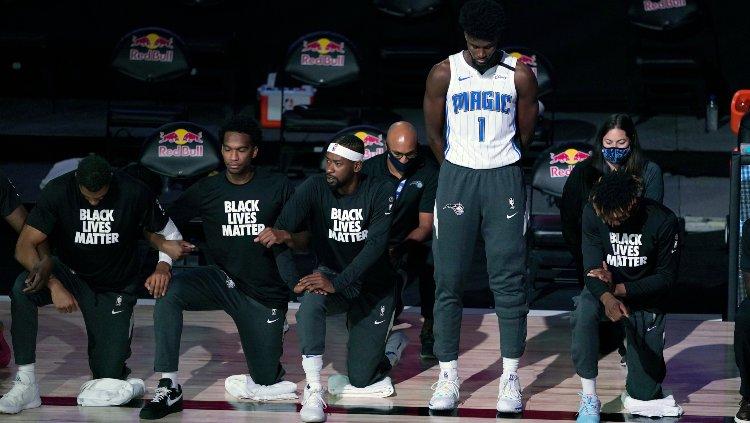 Bintang Orlando Magic, Jonathan Isaac menjadi satu-satunya pemain NBA yang berdiri selama lagu kebangsaan AS sebelum pertandingan melawan Brooklyn Nets.
