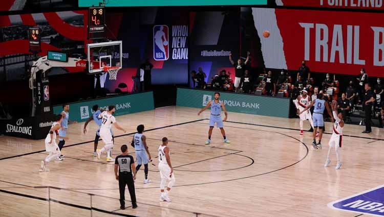 Damian Lillard melakukan tembakan di laga NBA Portland Trail Blazers vs Memphis Grizzlies di The Arena, ESPN Wide World Of Sports Complex, Sabtu (01/08/20). Blazers berujung menang usai unggul 5 poin.