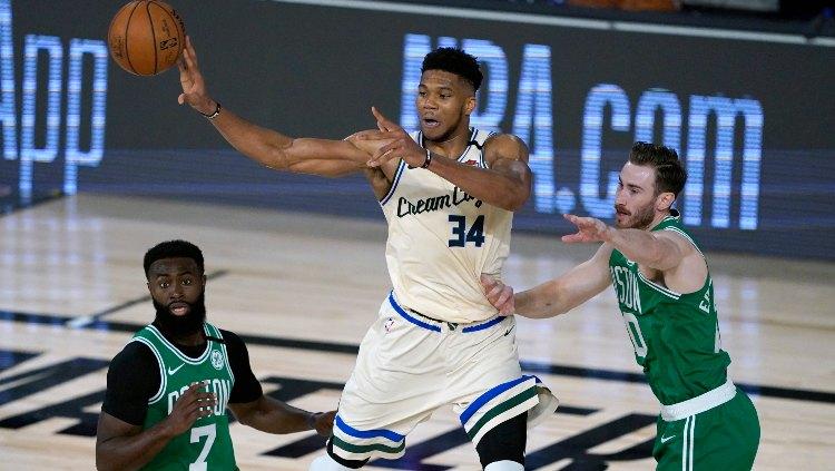 Giannis Antetokounmpo, pemain Milwaukee Bucks di laga lawan Boston Celtics di Florida, Sabtu (01/08/20).
