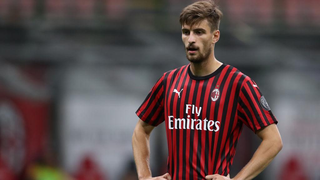 Klub Liga Italia (Serie A), AC Milan, dikabarkan sudah menjalin kesepakatan dengan Villarreal untuk melepas Matteo Gabbia di bursa transfer musim panas 2023. - INDOSPORT