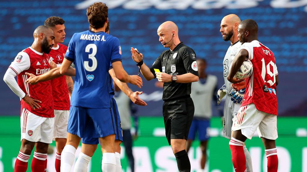 Anthony Taylor (tengah) sebagai wasit final Piala FA Arsenal vs Chelsea yang dinilai melakukan tindakan kontroversi. - INDOSPORT