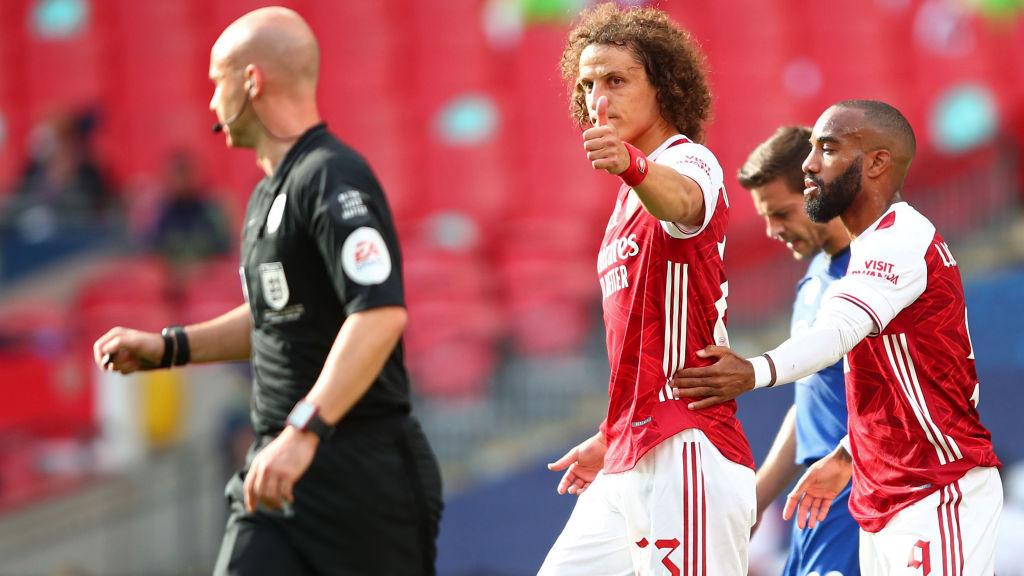 David Luiz memberikan jempol kepada Anthony Taylor di laga final Piala FA Arsenal vs Chelsea Copyright: Marc Atkins/Getty Images