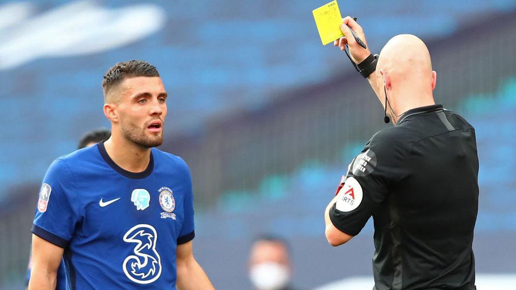 Mateo Kovacic saat mendapat kartu kuning kedua di final Piala FA Arsenal vs Chelsea. Ia dikabarkan menjadi salah satu opsi untuk didatangkan Manchester City di bursa transfer musim ini.