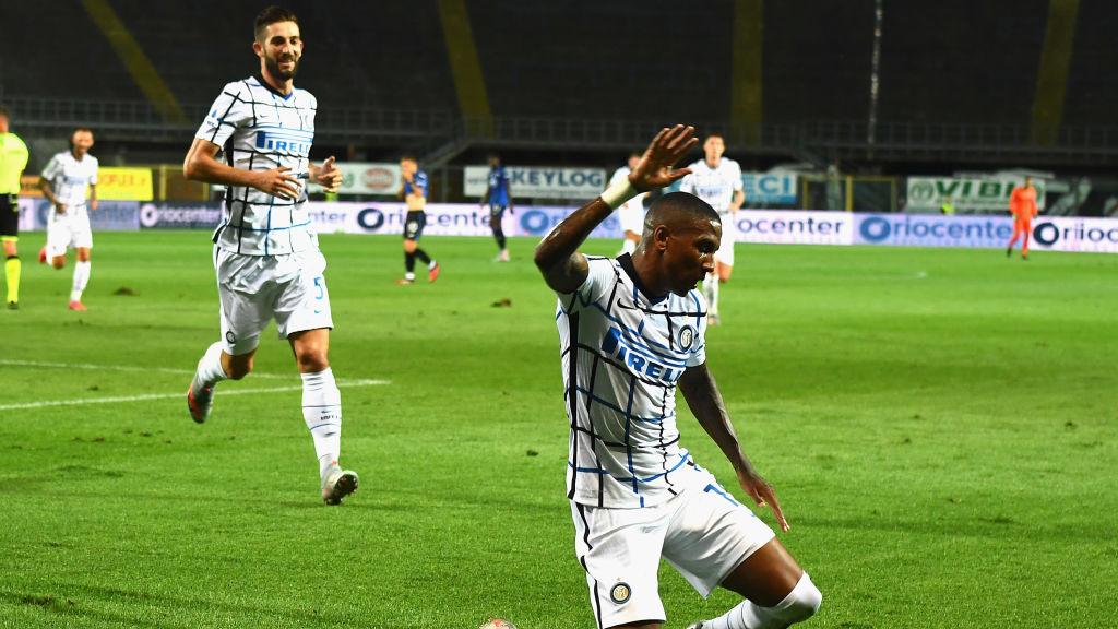 Selebrasi Ashley Young usai mencetak gol di laga Atalanta vs Inter Milan