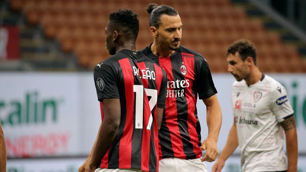 Zlatan Ibrahimovic dengan Rafael Leao di laga AC Milan vs Cagliari - INDOSPORT