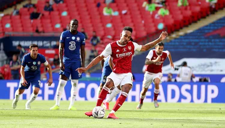 Pierre-Emerick Aubameyang (Arsenal) mencetak gol pertama timnya dari titik penalti dalam laga final Piala FA Arsenal vs Chelsea.