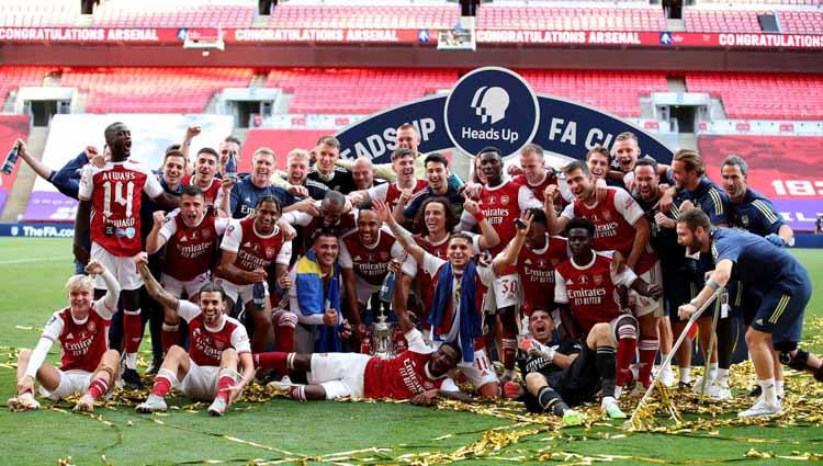 Para skuat Arsenal foto bersama usai memenangkan dalam laga final Piala FA Arsenal vs Chelsea.