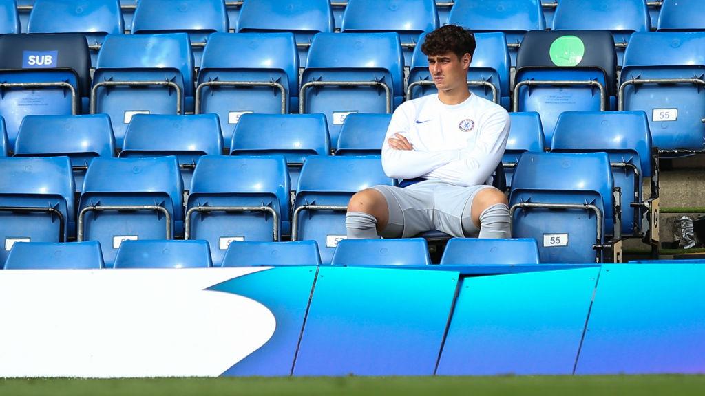 Kepa Arrizabalaga saat duduk di bench pemain
