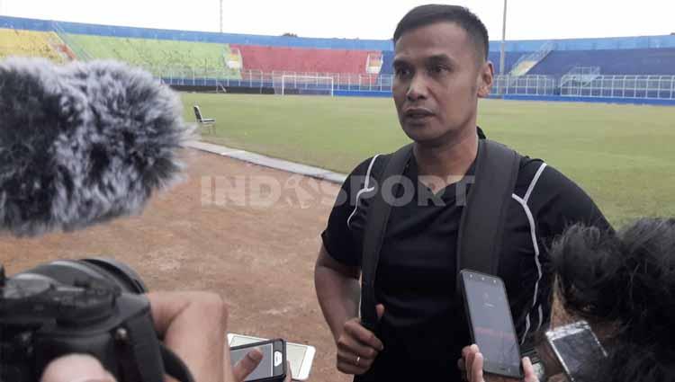 Asisten Pelatih Arema FC, Charis Yulianto memimpin latihan perdana Arema FC jelang lanjutan Liga 1 2020.
