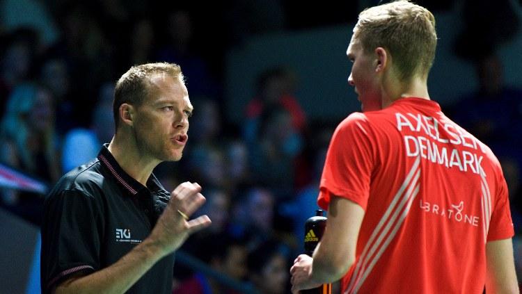 Pelatih bulutangkis Denmark, Kenneth Jonassen bersama Viktor Axelsen.