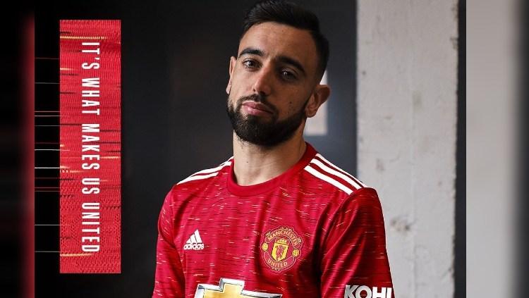 Bruno Fernandes mengenakan jersey anyar Manchester United. Copyright: Instagram/Manchester United