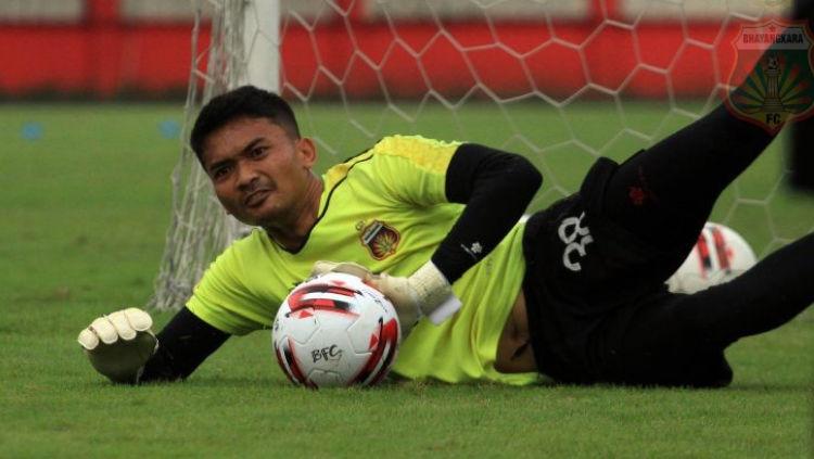 Kiper klub Liga 1 Bhayangkara FC, Indra Adi Nugraha memiliki cerita unik sebelum masuk skuat The Guardian. - INDOSPORT