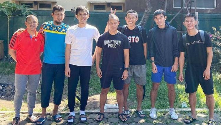 Pebulutangkis, Fajar Alfian (tiga dari kiri), berfoto dengan mantan dan pemain Persib Bandung seusai bermain bulutangkis bersama ‎belum lama ini.