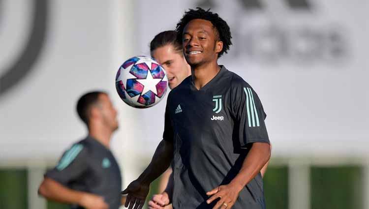 Pemain Juventus Juan Cuadrado saat sesi latihan Liga Champions jelang laga antara Juventus vs Lyon