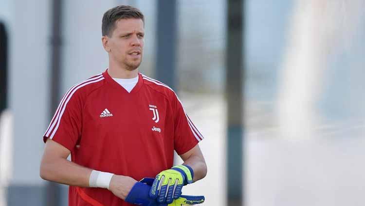 Kiper Juventus, Wojciech Szczesny, sempat alami sesak napas di lapangan. Foto: Daniele Badolato - Juventus FC/Juventus FC via Getty Images.