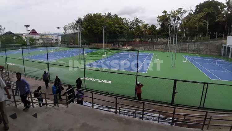 Venue cabang olahraga Tenis yang dipersiapkan untuk perhelatan Pekan Olahraga Nasional (PON) XX di Papua tahun 2021 mendatang memiliki sejumlah keunggulan.