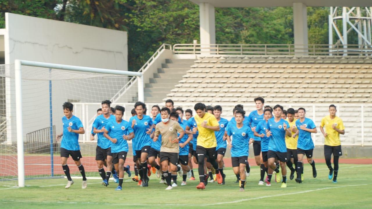 Latihan perdana Timnas Indonesia U-19 di Stadion Madya, Senayan, Jumat (07/08/20) kemarin. - INDOSPORT