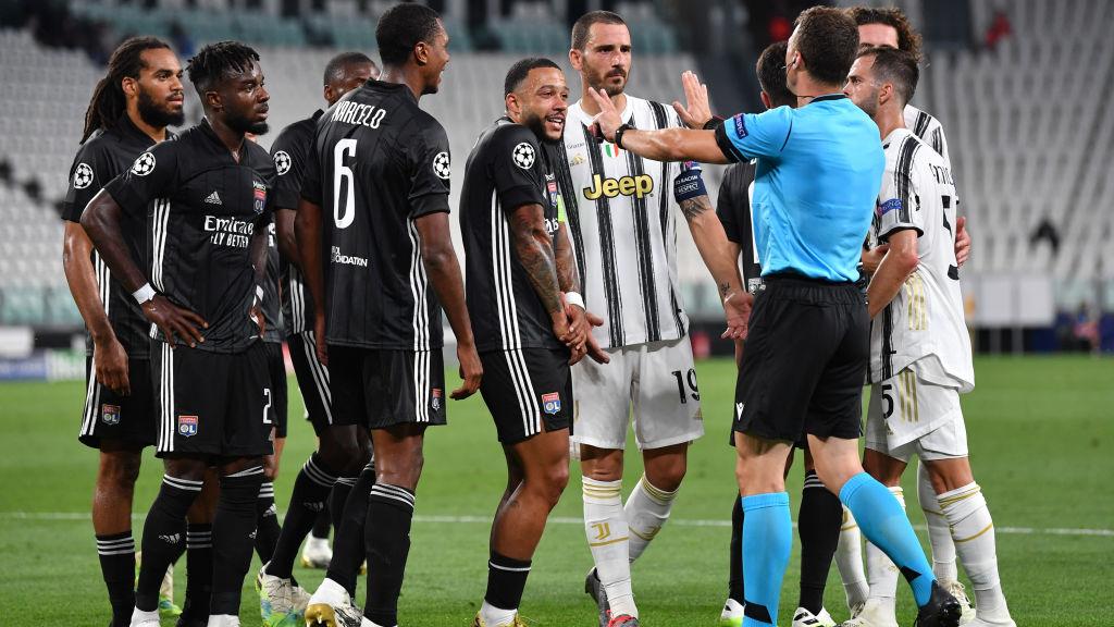 Memphis Depay melakukan protes usai dianggap melakukan handball oleh wasit di laga Liga Champions Juventus vs Lyon.