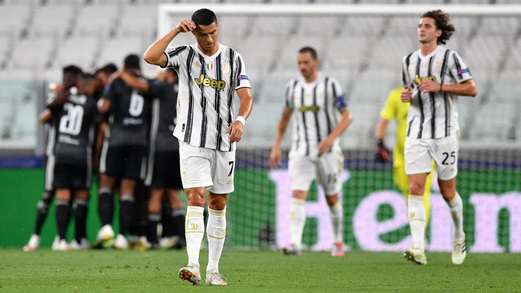Cristiano Ronaldo tertunduk lesu usai Lyon menambah keunggulan dari Juventus di Liga Champions.