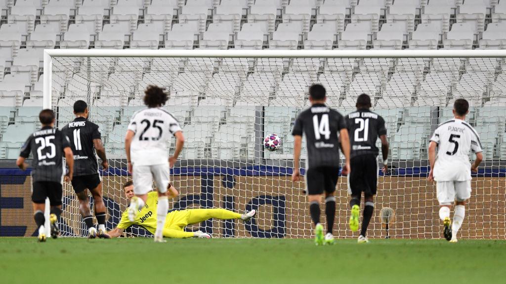 Momen Memphis Depay mencetak gol dalam laga Liga Champions Juventus vs Lyon.