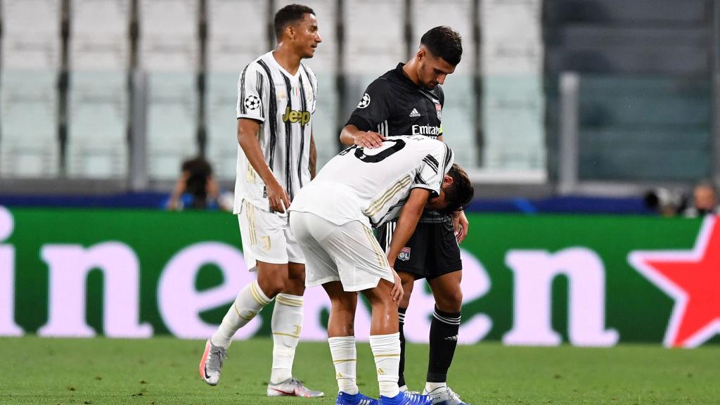 Paulo Dybala tertunduk lesu usai Juventus disingkirkan Lyon di ajang Liga Champions Copyright: Valerio Pennicino/Getty Images