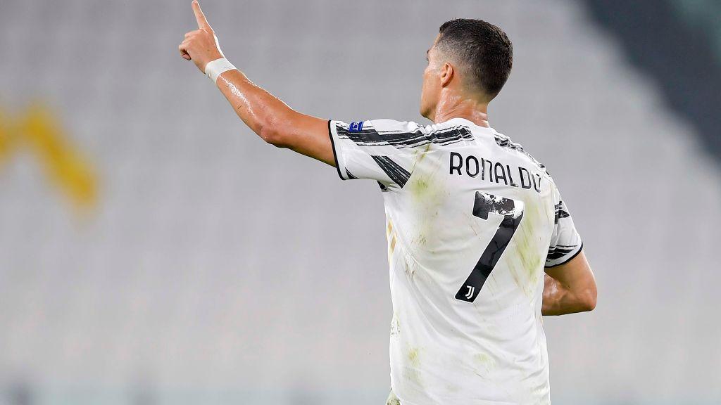 Cristiano Ronaldo berselebrasi usai mencetak gol dalam laga Liga Champions Juventus vs Lyon.