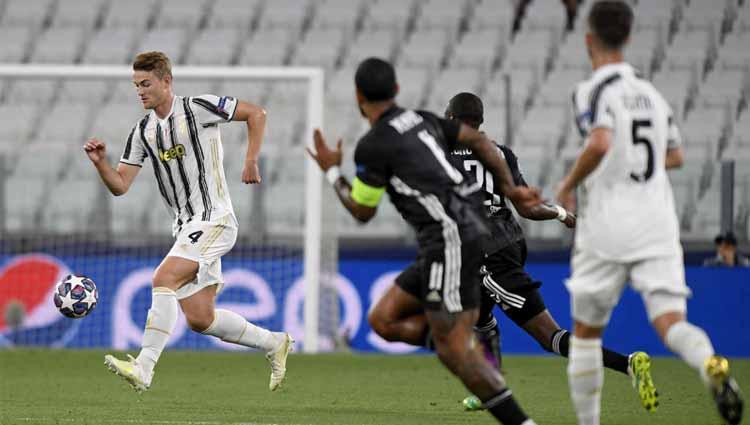 Pemain Juventus, Matthijs de Ligt saat mengontrol bola dalam laga Liga Champions Juventus vs Lyon. - INDOSPORT
