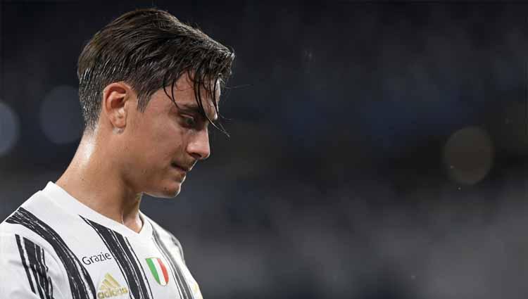 Paulo Dybala berjalan meninggalkan lapangan setelah mengalami cedera dalam laga Liga Champions Juventus vs Lyon. - INDOSPORT