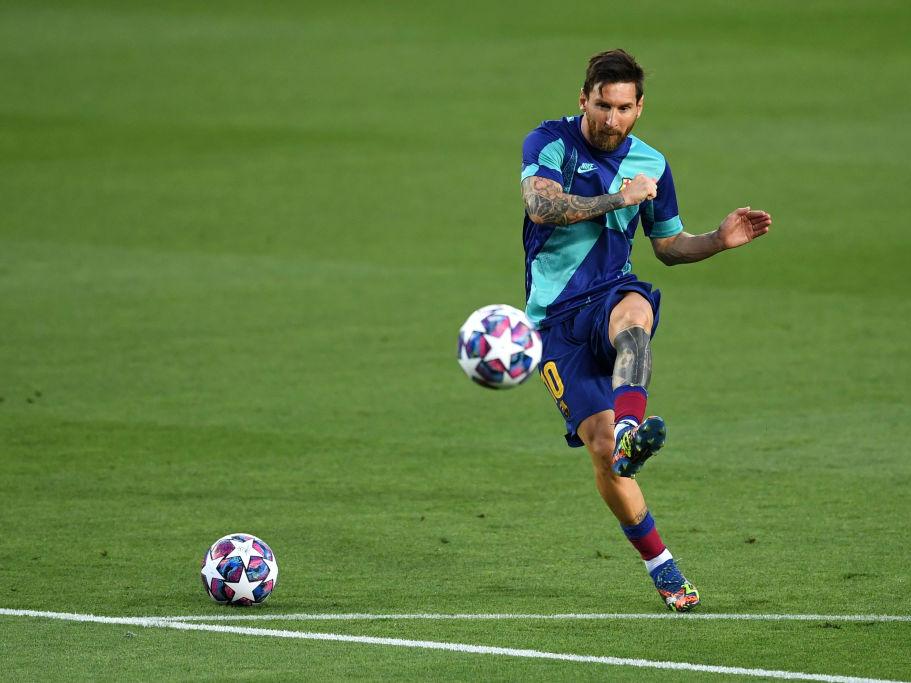 Aksi Lionel Messi saat latihan sebelum laga Liga Champions Barcelona vs Napoli dimulai Copyright: David Ramos/Getty Images