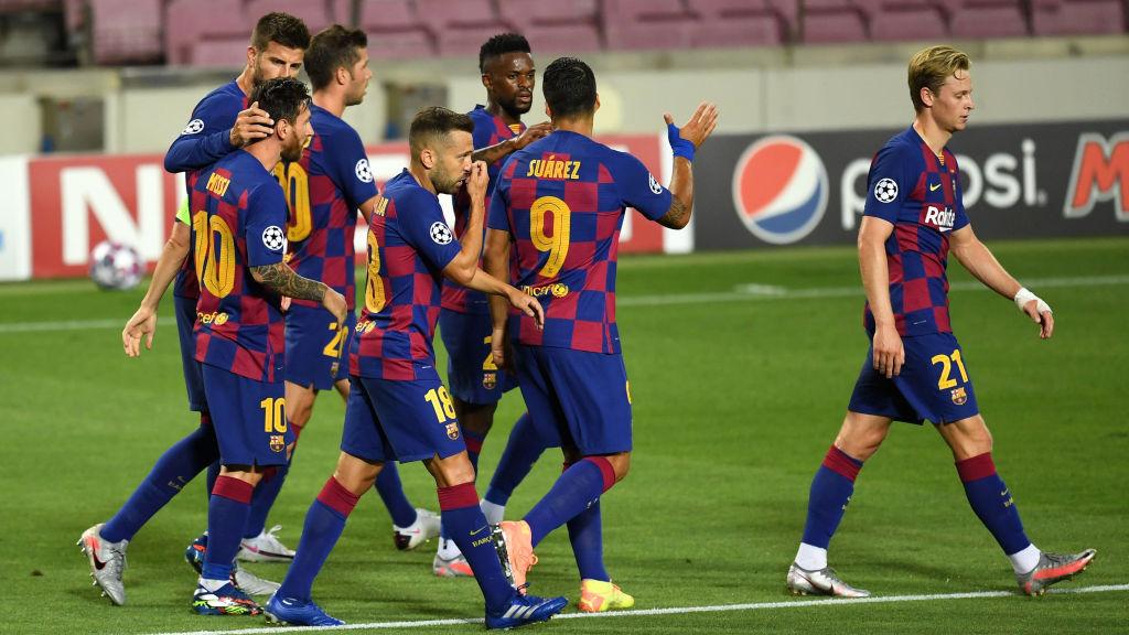 Skuat Barcelona selebrasi usai Messi cetak gol ke gawang Napoli di Liga Champions.