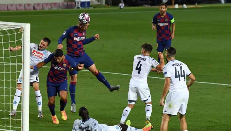 Pemain Barcelona, Clement Lenglet mencetak gol dengan sundulan ke gawang Napoli dalam laga Liga Champions Barcelona vs Napoli.
