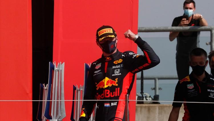 Max Verstappen mengecam Lewis Hamilton yang merayakan kemenangan di F1 GP Inggris setelah di lap awal membuatnya menabrak pembatas dan tak melanjutkan balapan. - INDOSPORT