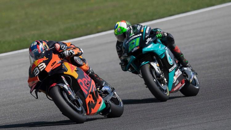 Pembalap KTM, Brad Binder melakukan aksi nekat hingga meraih gelar juara di Sirkuit Red Bull Ring. Berikut hasil lengkap MotoGP Austria 2021. - INDOSPORT