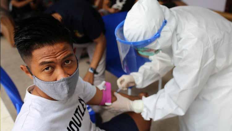 Rapid test yang diikuti staf pelatih, pemain dan ofisial sebelum Persik Kediri memulai prohgram latihan dalam lanjutan Liga 1.