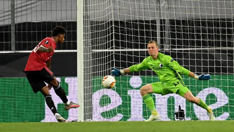Kiper Copenhagen, Karl-Johan Johnsson, melawan pemain Manchester United, Marcus Rashford, dalam duel Liga Europa 2019/20, Selasa (11/08/20) dini hari WIB.