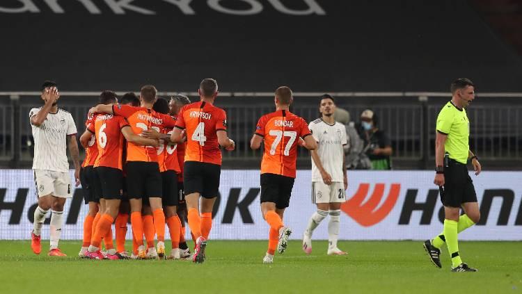 Para pemain Shakhtar Donetsk merayakan gol Taison ke gawang FC Basel di perempatfinal Liga Europa, Rabu (12/08/20) dini hari WIB.