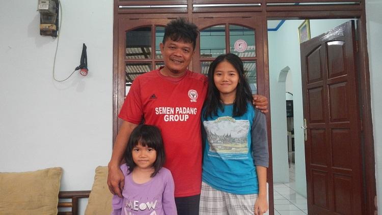 Striker legendaris Liga Indonesia era 1990-an, Buyung Ismu, bersama kedua putrinya. - INDOSPORT