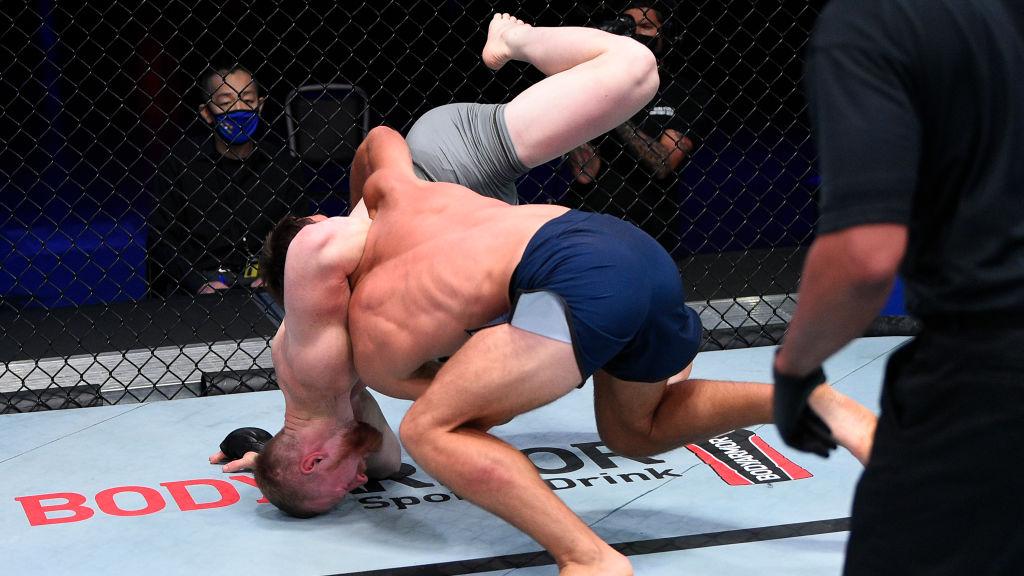 Kejadian mengerikan terjadi di kompetisi MMA, Dana White’s Contender Series (DWCS) 28, di mana Joseph Pyfer mengalami patah tulang saat bertarung. - INDOSPORT