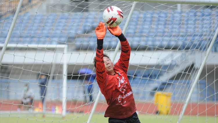 Kiper Persib Bandung, I Made Wirawan saat berlatih di Stadion Gelora Bandung Lautan Api (GBLA), Kota Bandung, Kamis (13/8/20).