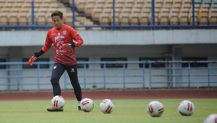 Kiper Persib Bandung, I Made Wirawan saat berlatih di Stadion Gelora Bandung Lautan Api (GBLA), Kota Bandung, Kamis (13/8/20).
