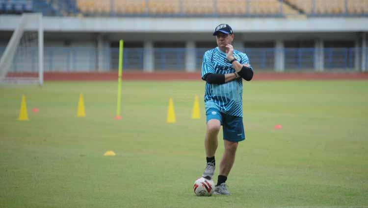 Pelatih Persib Bandung, Robert Rene Alberts, saat memimpin latihan di Stadion Gelora Bandung Lautan Api (GBLA), Kota Bandung, Kamis (13/08/2020).