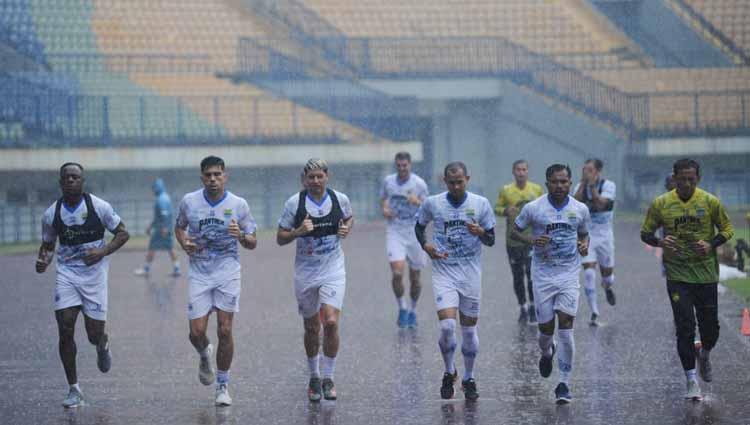 Persib Bandung menggelar latihan di Stadion SPOrT Jabar Arcamanik, Kota Bandung, Jumat (18/09/2020) untuk persiapan menghadapi lanjutan kompetisi Liga 1 2020. - INDOSPORT