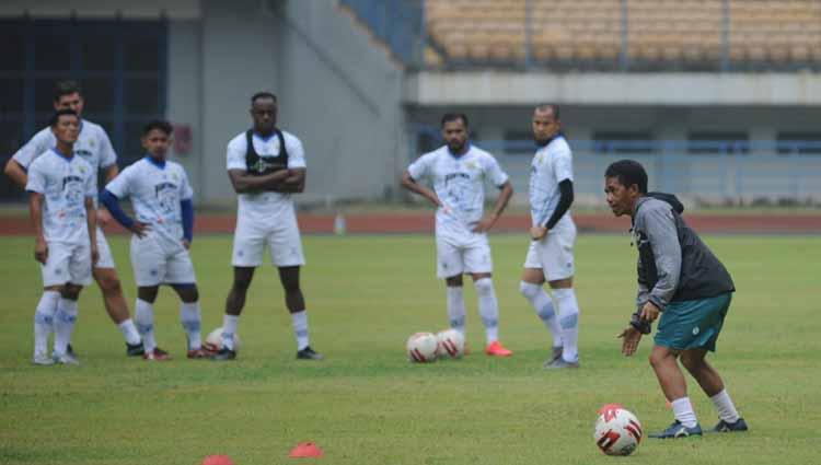 Asisten pelatih Persib Bandung, Budiman, saat memberikan pengarahan di Stadion Gelora Bandung Lautan Api (GBLA), Kota Bandung, Jumat (14/08/2020).