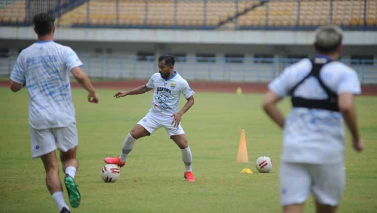 Pemain Persib Bandung, Zulham Zamrun, saat berlatih di Stadion Gelora Bandung Lautan Api (GBLA), Kota Bandung, Jumat (14/08/2020).