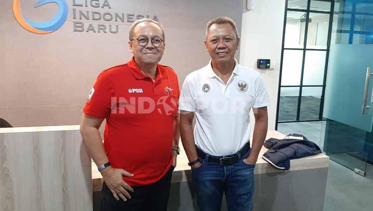 Direktur Utama PT LIB, Akhmad Hadian Lukita (Baju Merah) bersama Direktur Operasional, Sudjarno (Baju Putih). - INDOSPORT