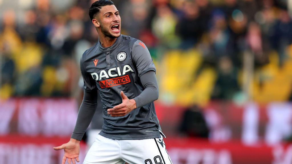 Raksasa Serie A Liga Italia, Juventus, bakal membuat AC Milan mendapat berkah tak terkira usai berencana memulangkan pemainnya, Rolando Mandragora.